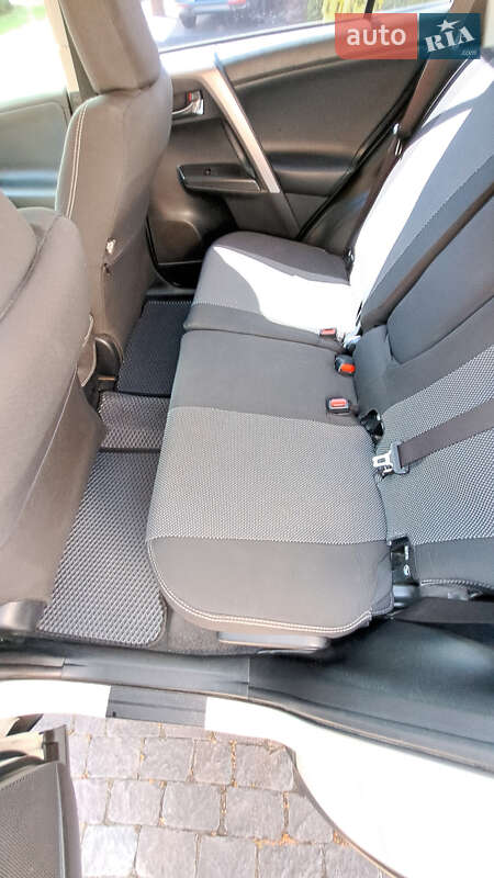Внедорожник / Кроссовер Toyota RAV4 2016 в Ужгороде