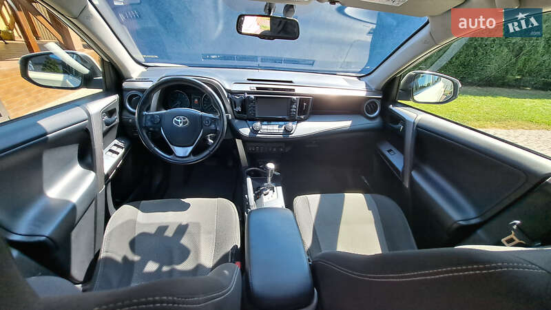 Внедорожник / Кроссовер Toyota RAV4 2016 в Ужгороде