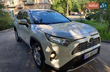 Внедорожник / Кроссовер Toyota RAV4 2019 в Киеве