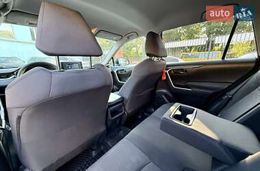 Внедорожник / Кроссовер Toyota RAV4 2019 в 