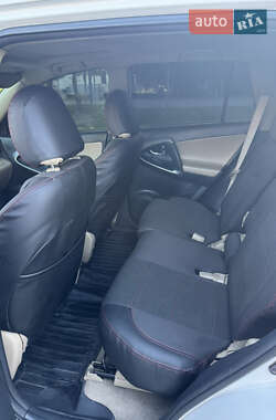 Внедорожник / Кроссовер Toyota RAV4 2012 в 