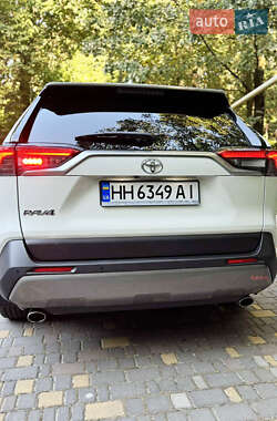 Внедорожник / Кроссовер Toyota RAV4 2019 в 