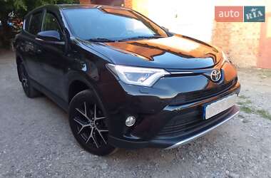 Внедорожник / Кроссовер Toyota RAV4 2017 в 