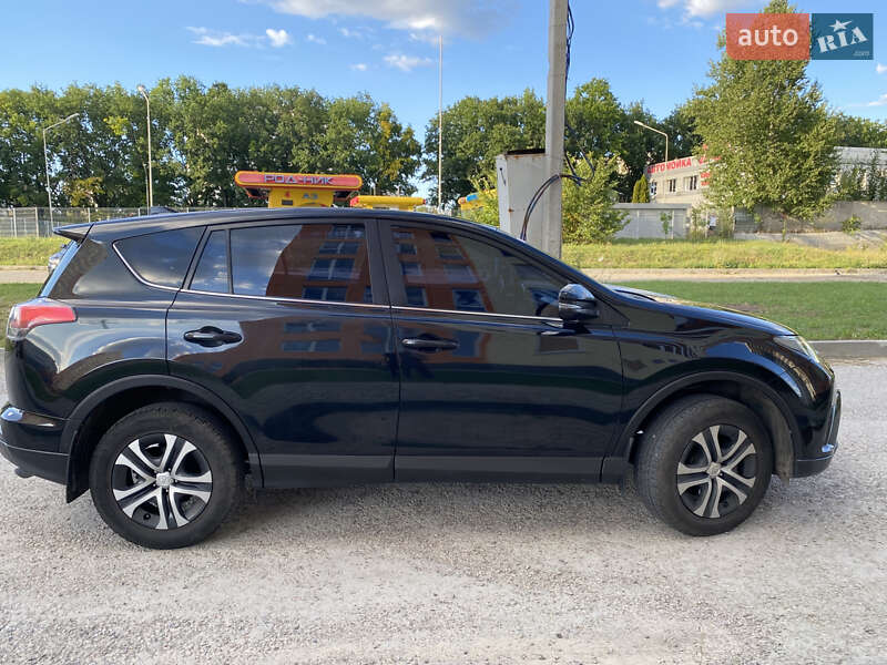 Позашляховик / Кросовер Toyota RAV4 2016 в Харкові