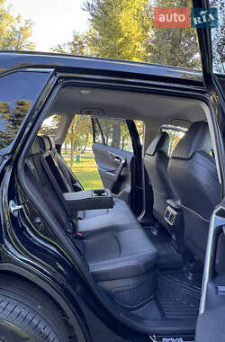 Внедорожник / Кроссовер Toyota RAV4 2024 в 