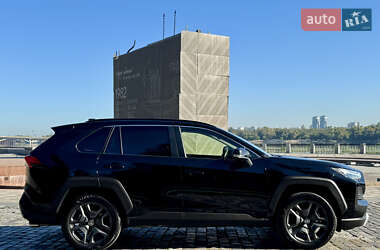 Внедорожник / Кроссовер Toyota RAV4 2024 в 