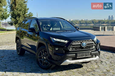 Внедорожник / Кроссовер Toyota RAV4 2024 в 