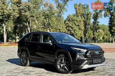 Внедорожник / Кроссовер Toyota RAV4 2024 в 