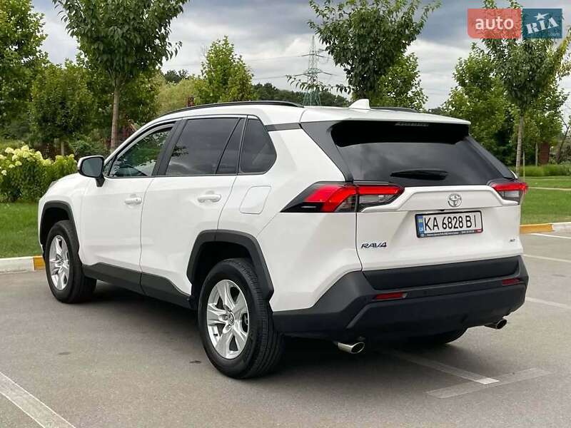 Внедорожник / Кроссовер Toyota RAV4 2020 в Хмельницком