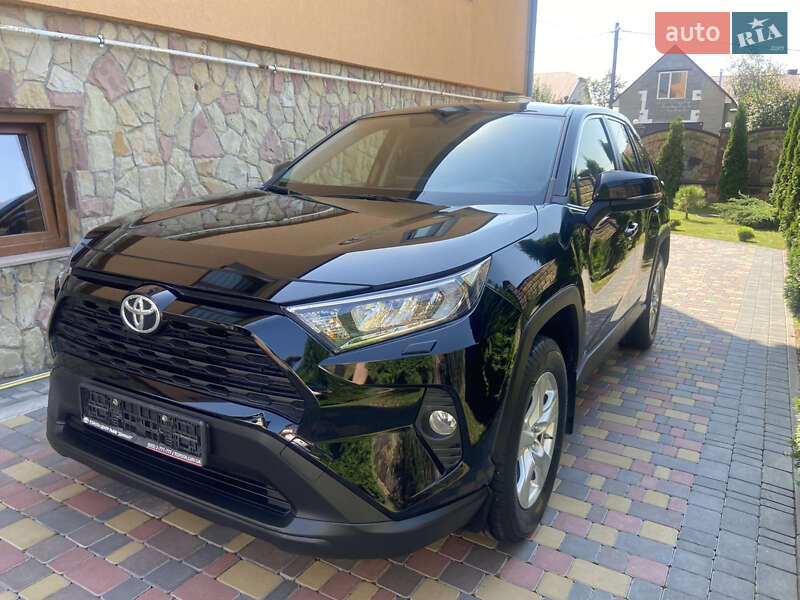Внедорожник / Кроссовер Toyota RAV4 2021 в 