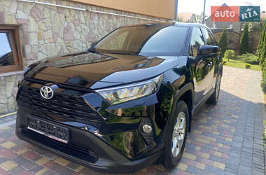 Внедорожник / Кроссовер Toyota RAV4 2021 в 