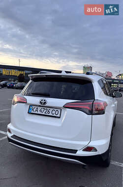Внедорожник / Кроссовер Toyota RAV4 2016 в 