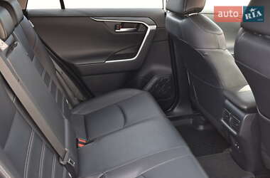 Внедорожник / Кроссовер Toyota RAV4 2018 в 