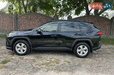 Позашляховик / Кросовер Toyota RAV4 2021 в 