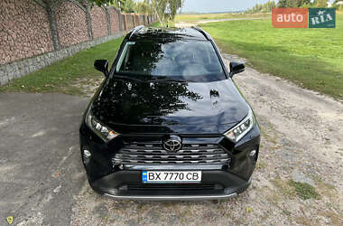 Позашляховик / Кросовер Toyota RAV4 2021 в 