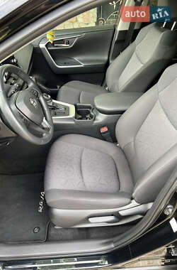 Позашляховик / Кросовер Toyota RAV4 2021 в 