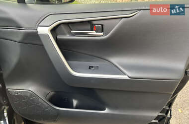 Позашляховик / Кросовер Toyota RAV4 2021 в 