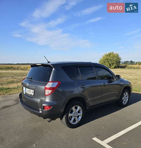 Внедорожник / Кроссовер Toyota RAV4 2011 в Шполе