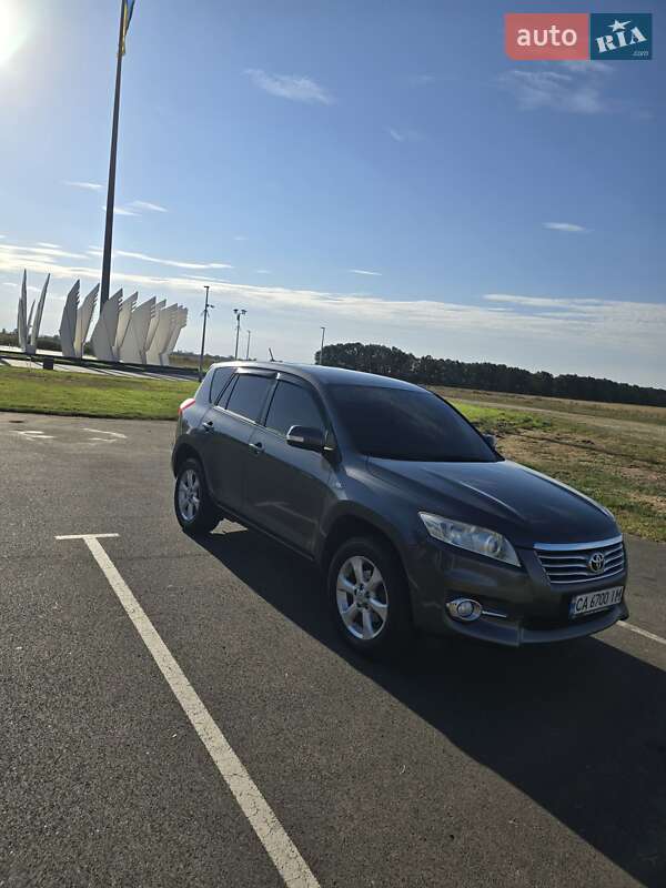 Внедорожник / Кроссовер Toyota RAV4 2011 в Шполе