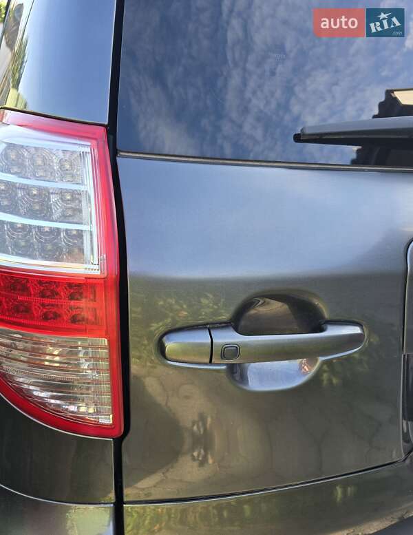 Внедорожник / Кроссовер Toyota RAV4 2011 в Шполе