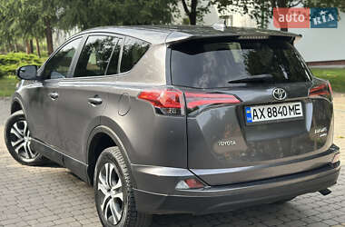 Внедорожник / Кроссовер Toyota RAV4 2017 в 