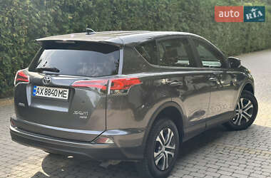 Внедорожник / Кроссовер Toyota RAV4 2017 в 