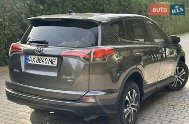 Внедорожник / Кроссовер Toyota RAV4 2017 в 