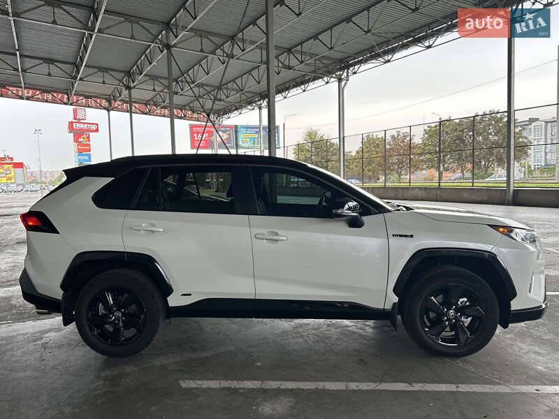 Внедорожник / Кроссовер Toyota RAV4 2021 в Ровно
