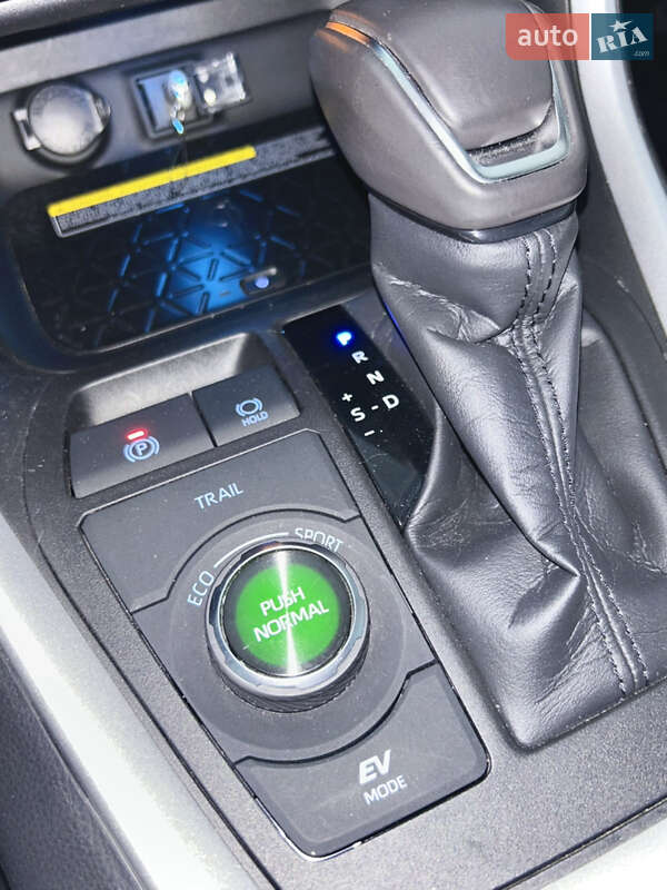 Внедорожник / Кроссовер Toyota RAV4 2021 в Ровно