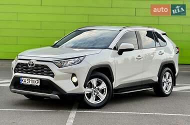 Внедорожник / Кроссовер Toyota RAV4 2019 в Киеве