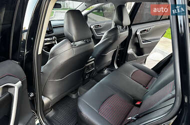 Внедорожник / Кроссовер Toyota RAV4 2021 в 