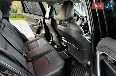 Внедорожник / Кроссовер Toyota RAV4 2021 в 