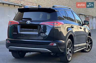 Внедорожник / Кроссовер Toyota RAV4 2017 в 