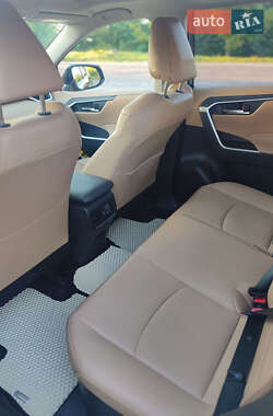 Внедорожник / Кроссовер Toyota RAV4 2023 в 