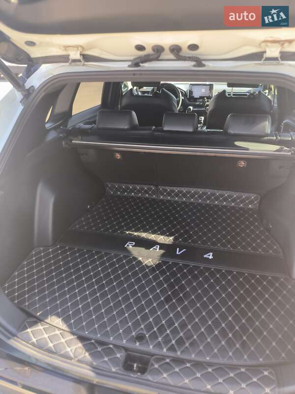 Позашляховик / Кросовер Toyota RAV4 2019 в Дніпрі