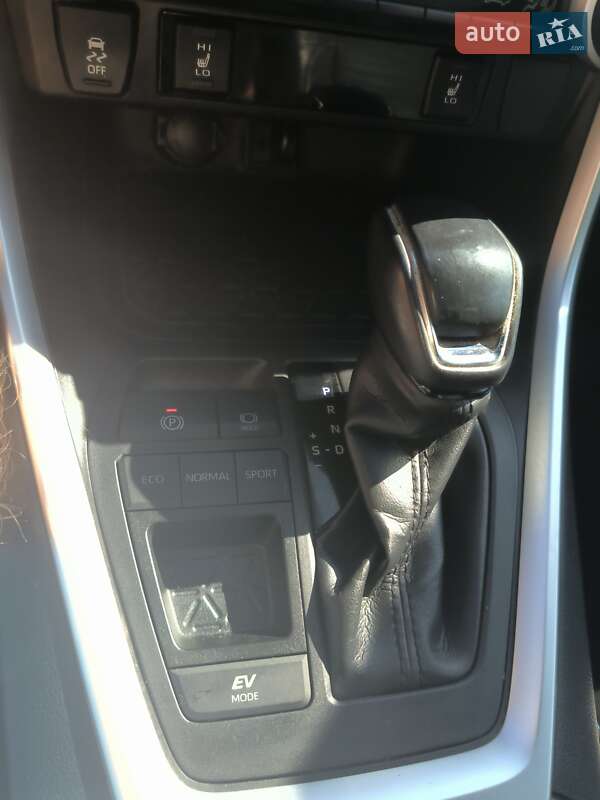 Позашляховик / Кросовер Toyota RAV4 2019 в Дніпрі