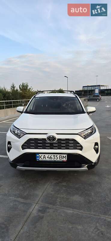 Внедорожник / Кроссовер Toyota RAV4 2020 в 