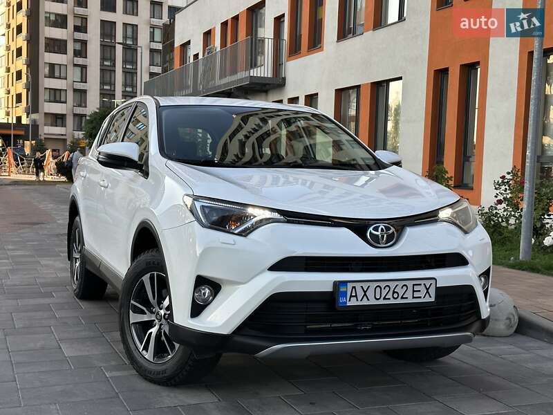 Внедорожник / Кроссовер Toyota RAV4 2017 в Киеве