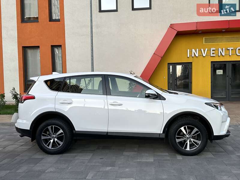 Внедорожник / Кроссовер Toyota RAV4 2017 в Киеве