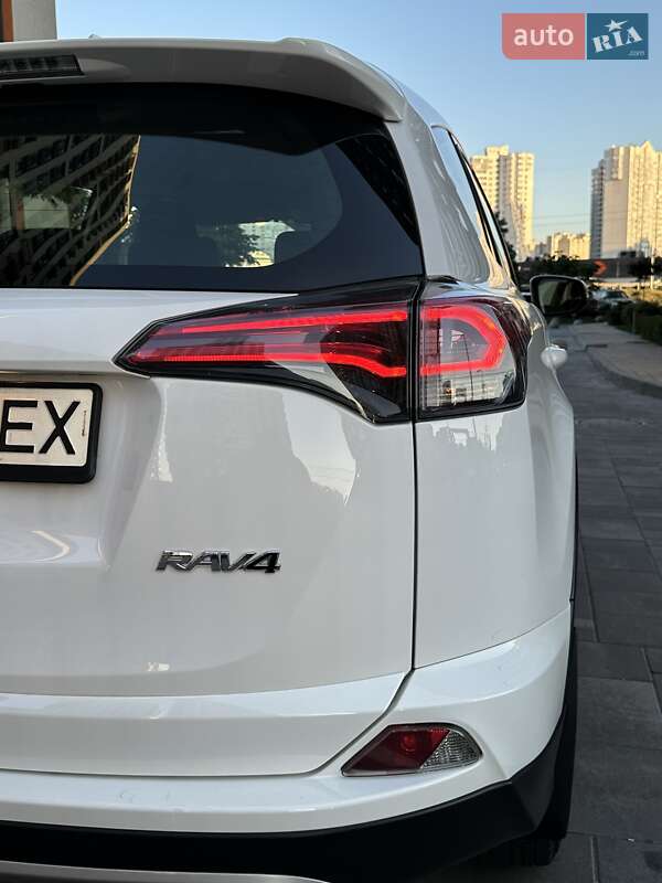 Внедорожник / Кроссовер Toyota RAV4 2017 в Киеве
