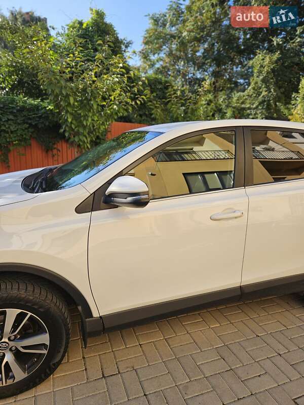 Внедорожник / Кроссовер Toyota RAV4 2016 в Мукачево