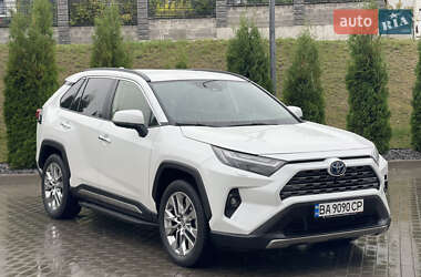 Позашляховик / Кросовер Toyota RAV4 2023 в Рівному