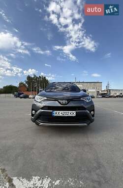 Внедорожник / Кроссовер Toyota RAV4 2017 в 