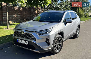 Внедорожник / Кроссовер Toyota RAV4 2023 в Ровно