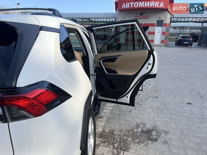 Внедорожник / Кроссовер Toyota RAV4 2019 в Тернополе