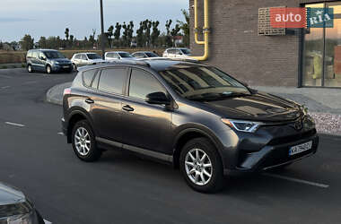 Внедорожник / Кроссовер Toyota RAV4 2018 в 