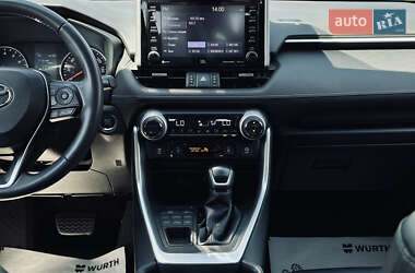 Внедорожник / Кроссовер Toyota RAV4 2019 в 