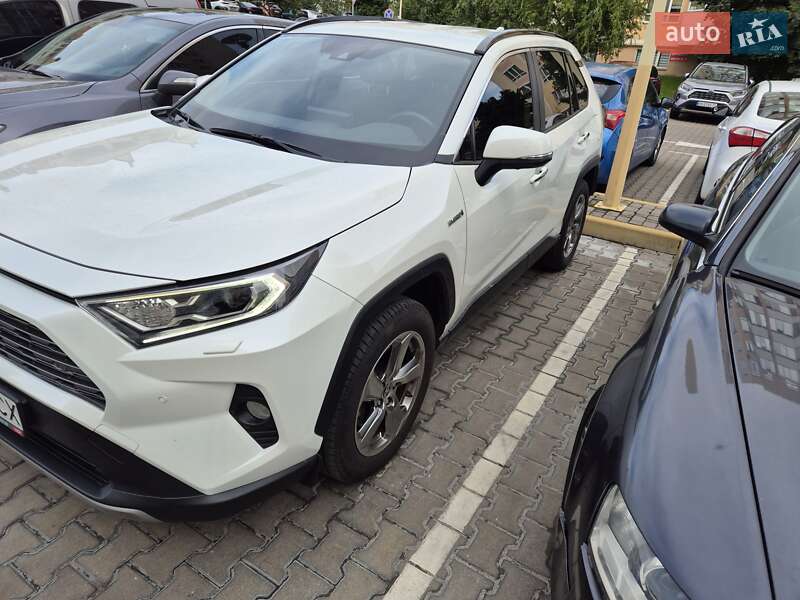 Внедорожник / Кроссовер Toyota RAV4 2021 в Киеве