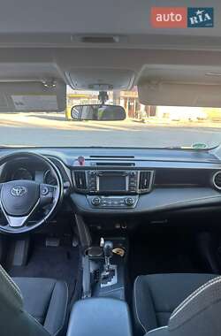 Внедорожник / Кроссовер Toyota RAV4 2015 в 