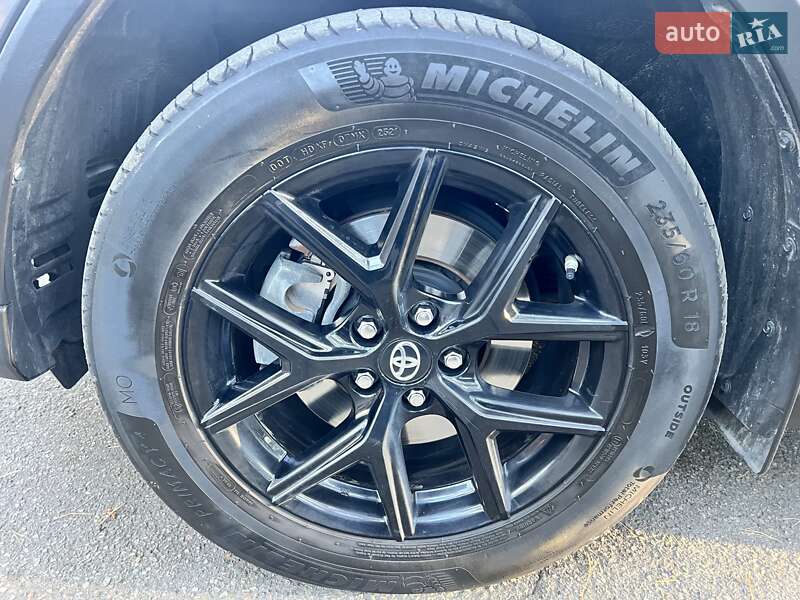 Внедорожник / Кроссовер Toyota RAV4 2018 в Чернигове